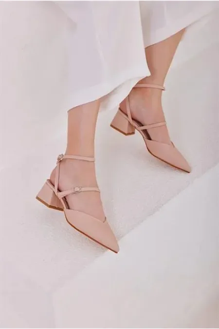 Chaussures à talons et bride arrière avec ceinture en vison