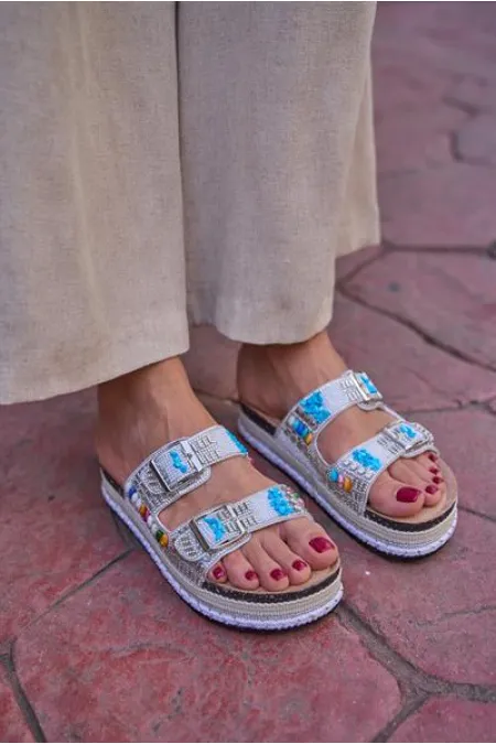 Chaussons à plateforme et boucle, détails en pierres et perles, blancs