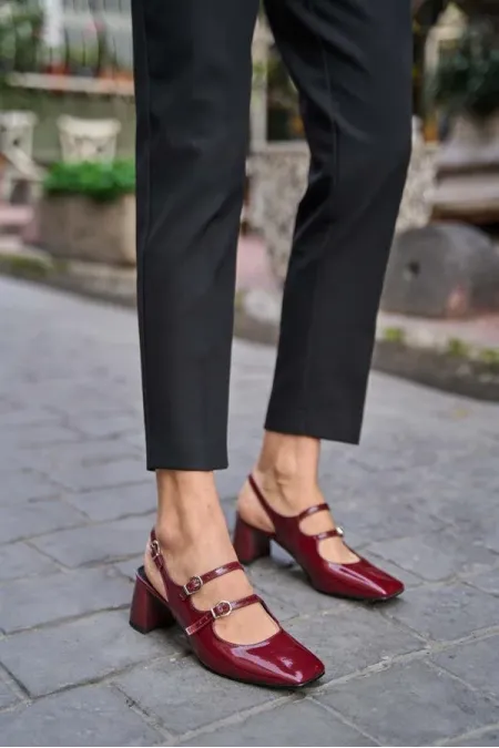 Chaussures à talons ouverts et à bande détaillée en cuir verni bordeaux