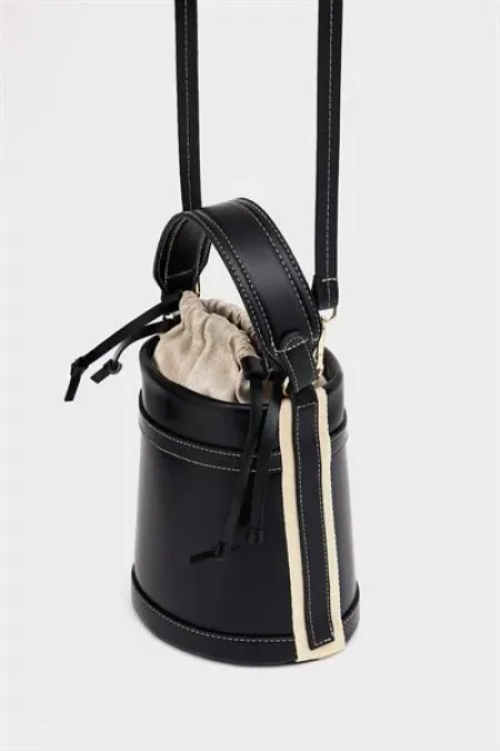 Sac seau à main et à bandoulière avec coutures contrastées noir