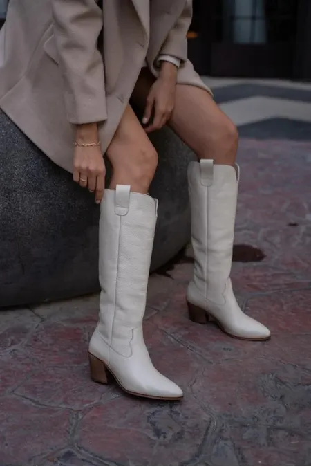 Bottes de cowboy à talons et brodées en cuir véritable beige