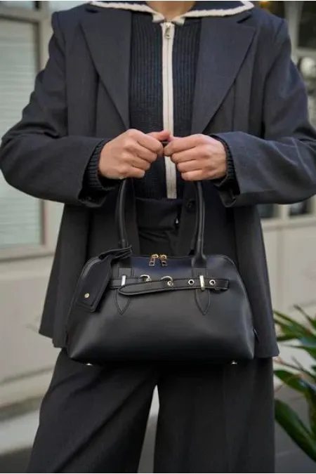 Sac à main et sac à bandoulière rétro noir avec accessoires dorés