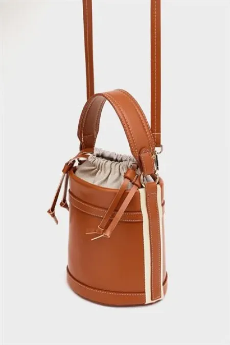 Sac seau à main et à bandoulière avec coutures contrastées, couleur beige