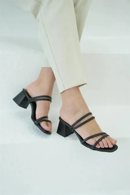 Chaussons à talons à double bride noirs