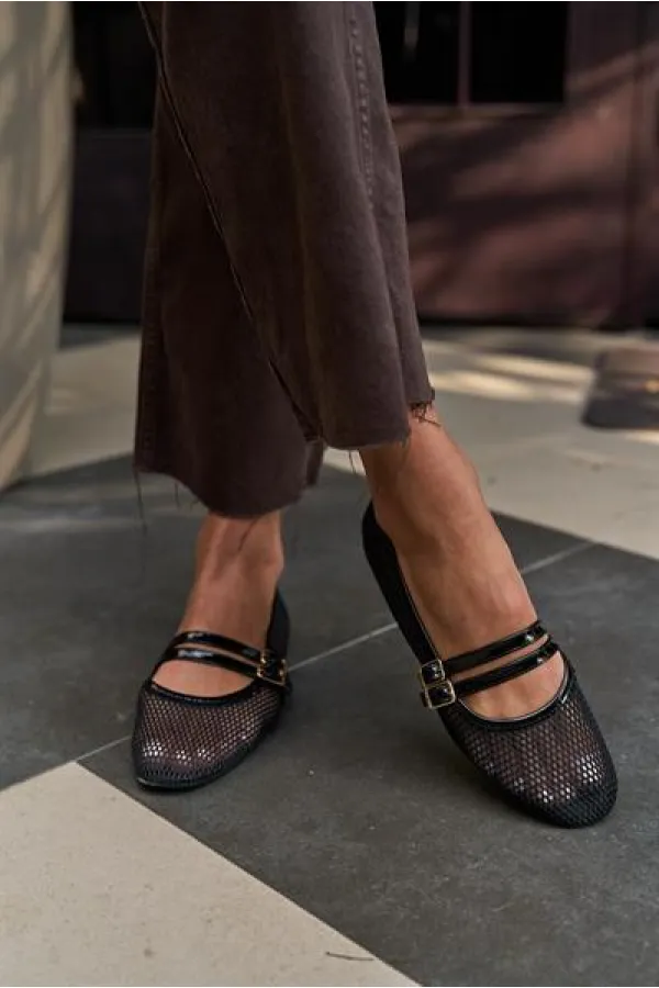 Ballerine en maille détaillée à double ceinture noire