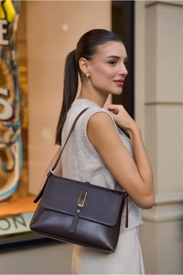 Sac à main et bandoulière marron avec boucle dorée Merry Sac à main et bandoulière marron avec boucle dorée Merry