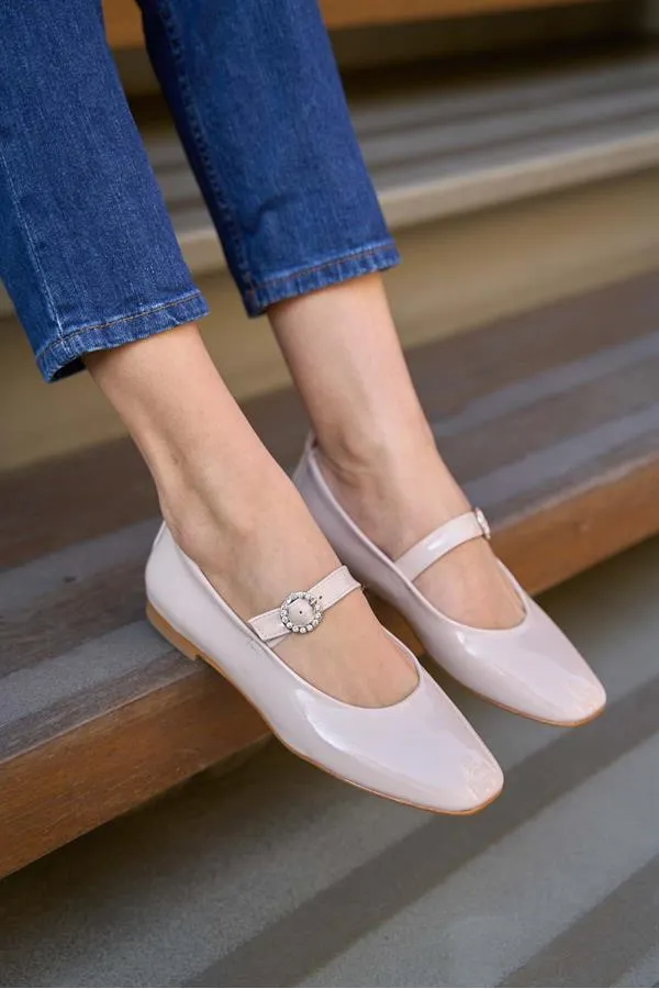 Ballerines à bout émoussé et bride unique en cuir verni crème