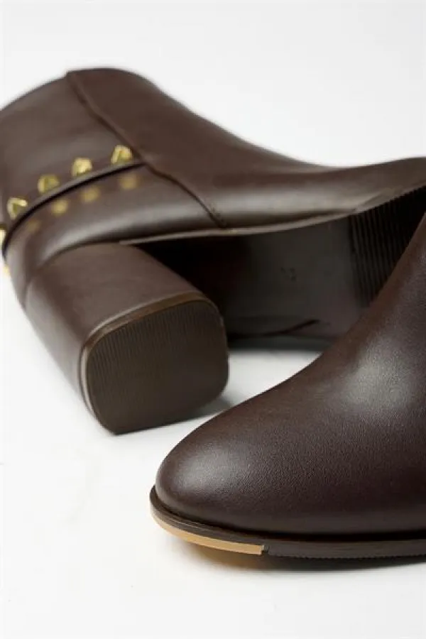 Bottes modernes à talons blocs avec clous dorés marron - Élégantes Bottes modernes à talons blocs avec clous dorés marron - Élégantes