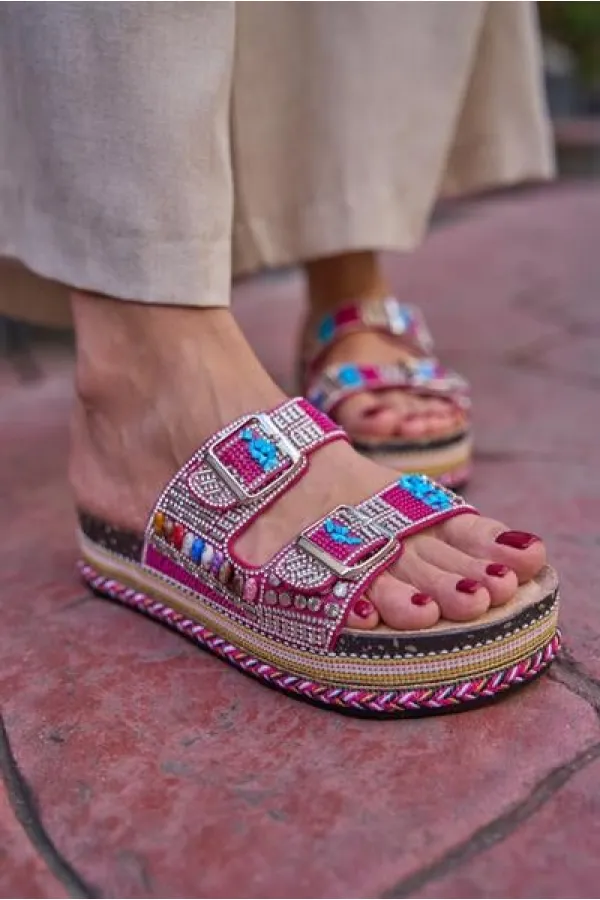 Chaussons plateformes à boucles avec détails en pierres et perles, fuchsia Chaussons plateformes à boucles avec détails en pierres et perles, fuchsia