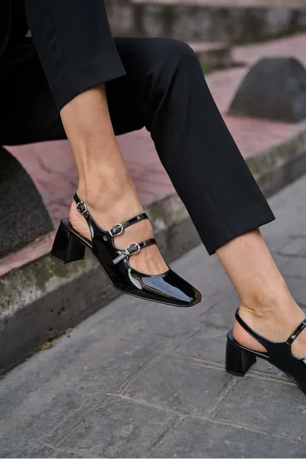 Chaussures à talons ouvertes en cuir verni noir avec détail de bande