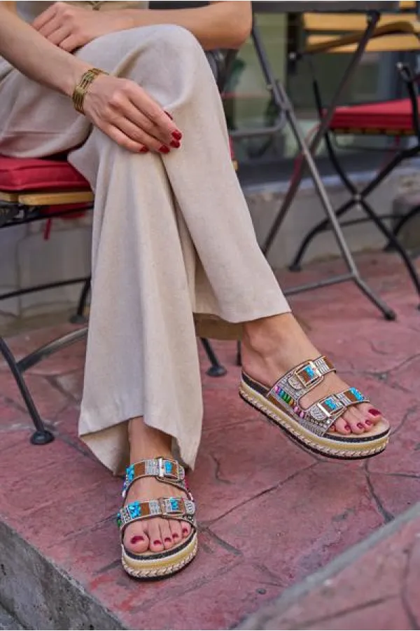 Chaussons à plateforme avec boucle et détails en pierres et perles, beige Chaussons à plateforme avec boucle et détails en pierres et perles, beige