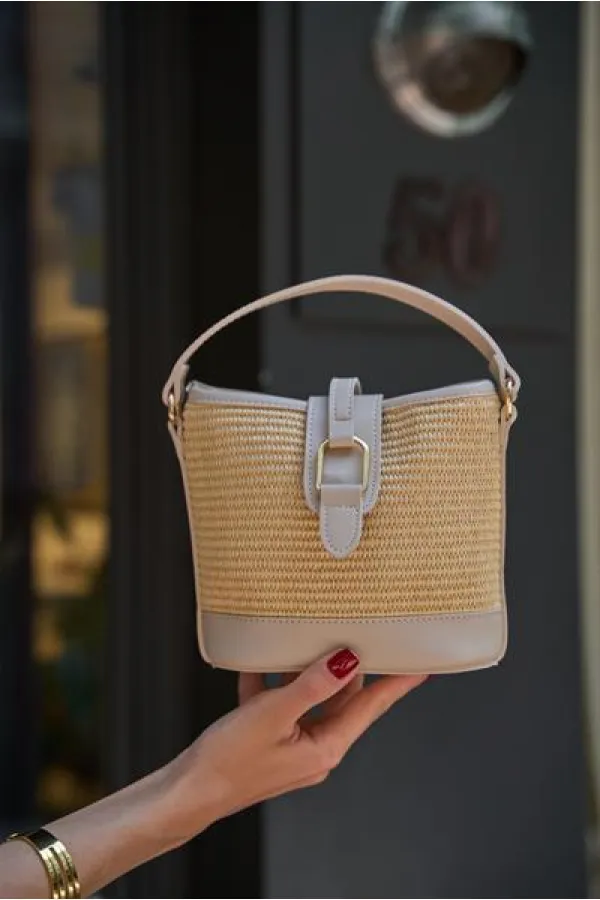 Sac à main et à bandoulière à boucle au design moderne en paille crème