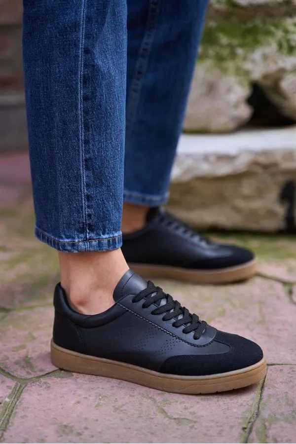 Baskets noires avec logo détaillé Baskets noires avec logo détaillé