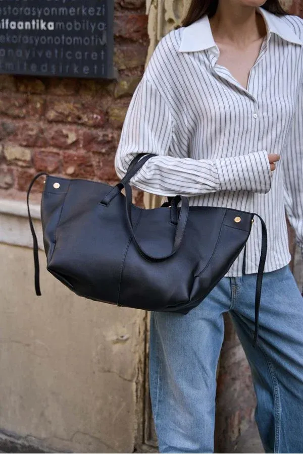 Sac à main et à bandoulière détaillé en similicuir noir