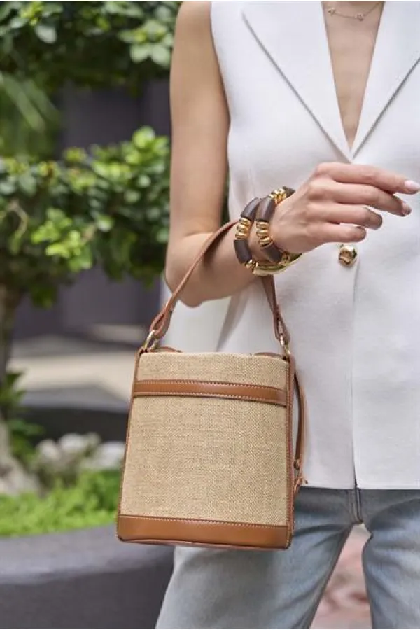 Sac seau en paille beige à main et à bandoulière avec coutures contrastées