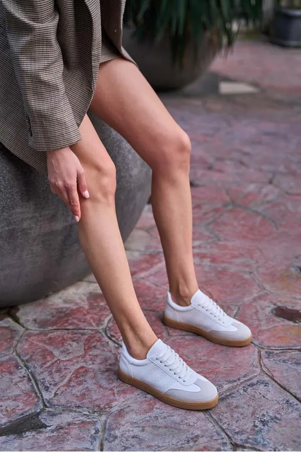 Baskets blanches avec logo détaillé