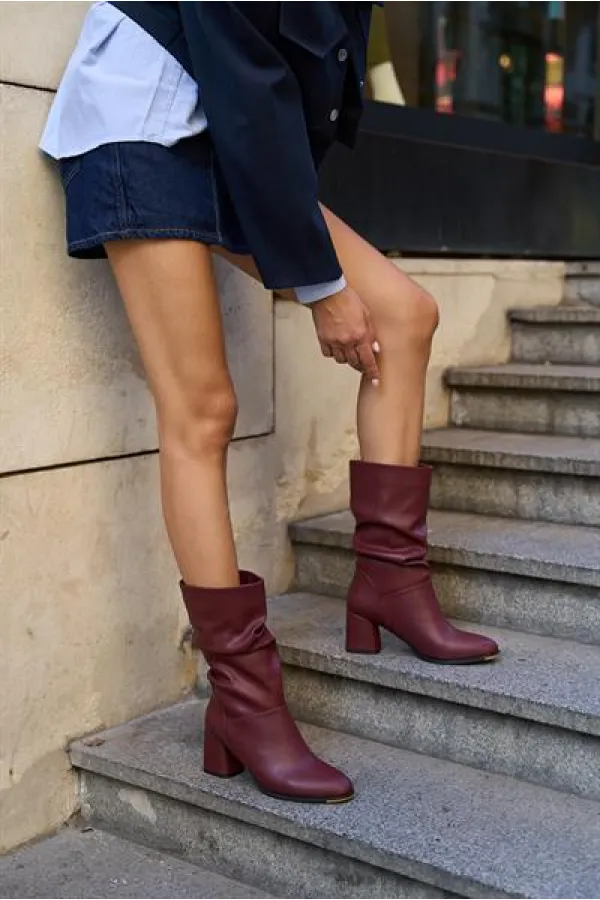 Bottes à talons hauts bordeaux pour femme avec détails froncés