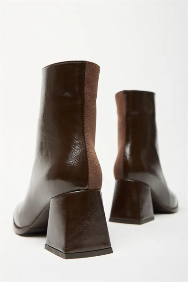 Bottes et bottines en daim verni marron pour femmes, talons à bout arrondi, cuir PU contrasté, fermeture éclair élégante Bottes et bottines en daim verni marron pour femmes, talons à bout arrondi, cuir PU contrasté, fermeture éclair élégante