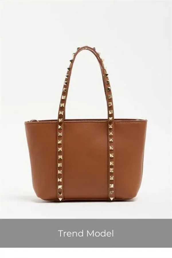 Sac à main et à bandoulière en cuir PU beige pour femme, petit format, avec boucle et détails cloutés