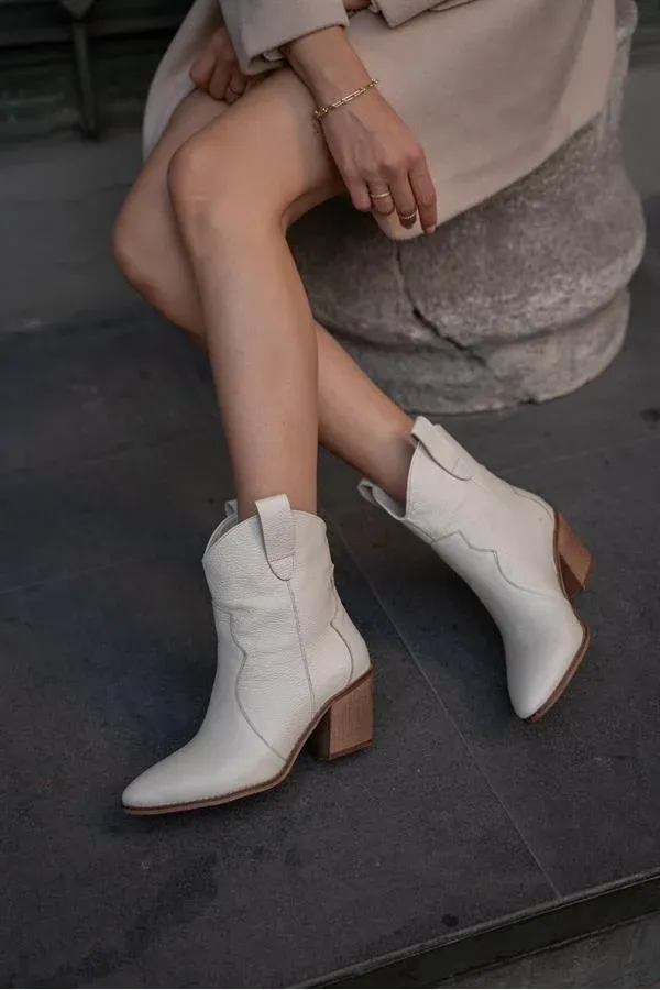 Bottes de cowboy brodées et à talons en cuir véritable beige Bottes de cowboy brodées et à talons en cuir véritable beige