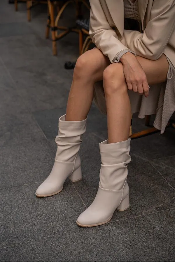 Bottes à talons hauts beiges pour femme avec détails froncés