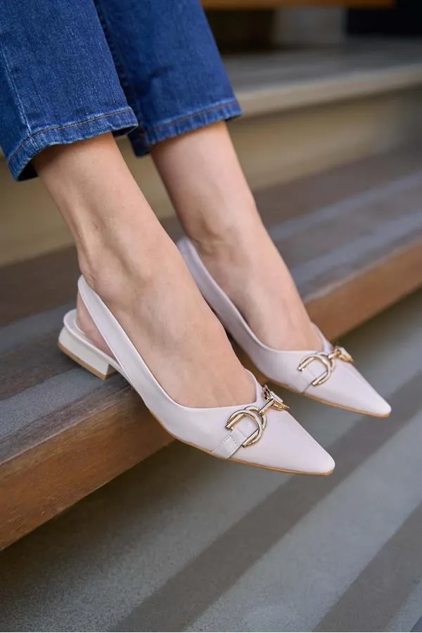 Ballerine beige avec détail accessoire Ballerine beige avec détail accessoire