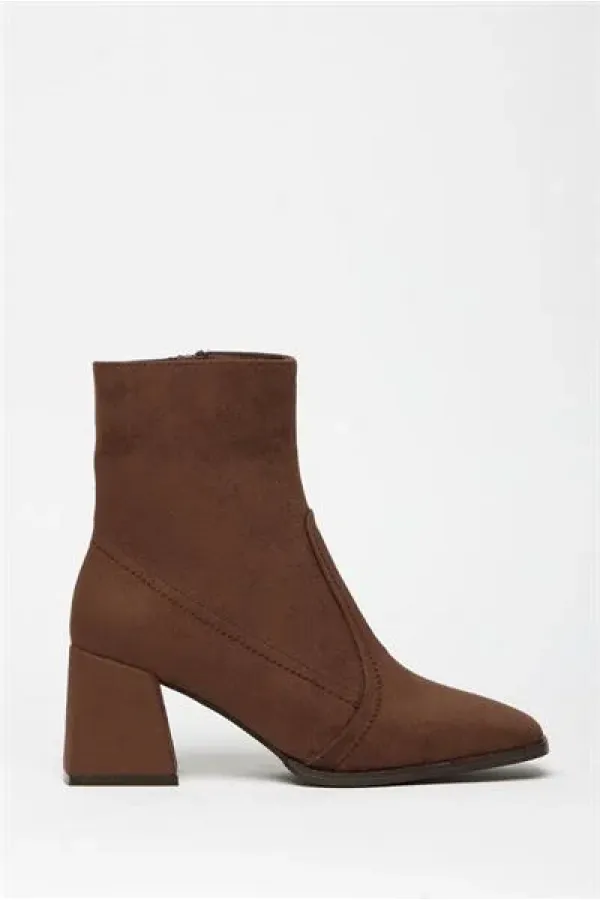 Bottes et bottines à talons plats en daim marron pour femme – Fermeture éclair, style décontracté Bottes et bottines à talons plats en daim marron pour femme – Fermeture éclair, style décontracté