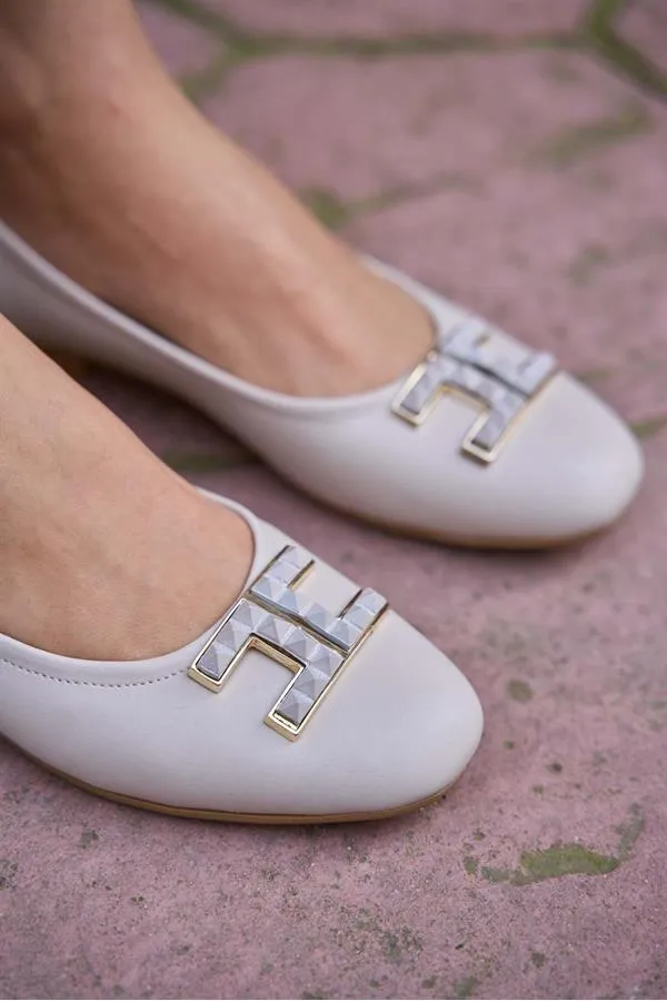 Ballerines à semelles plates et boucles beiges