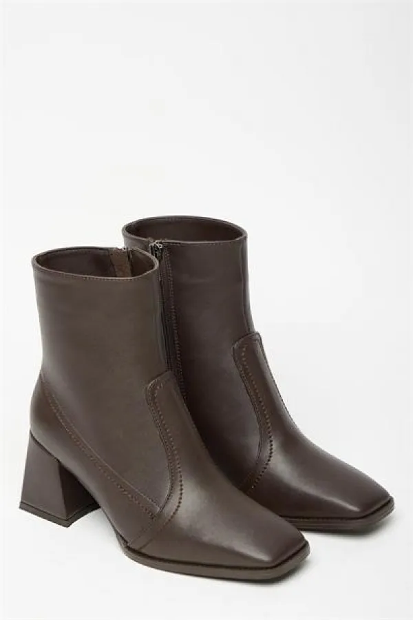 Bottes et bottines à talons plats marron pour femme – Fermeture éclair, style décontracté et élégant Bottes et bottines à talons plats marron pour femme – Fermeture éclair, style décontracté et élégant