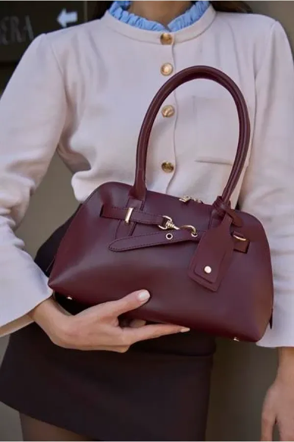 Sac rétro avec accessoires dorés, sac à main et sac bandoulière, bordeaux