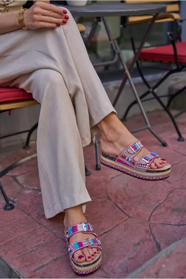 Chaussons plateformes à boucles avec détails en pierres et perles, fuchsia Chaussons plateformes à boucles avec détails en pierres et perles, fuchsia