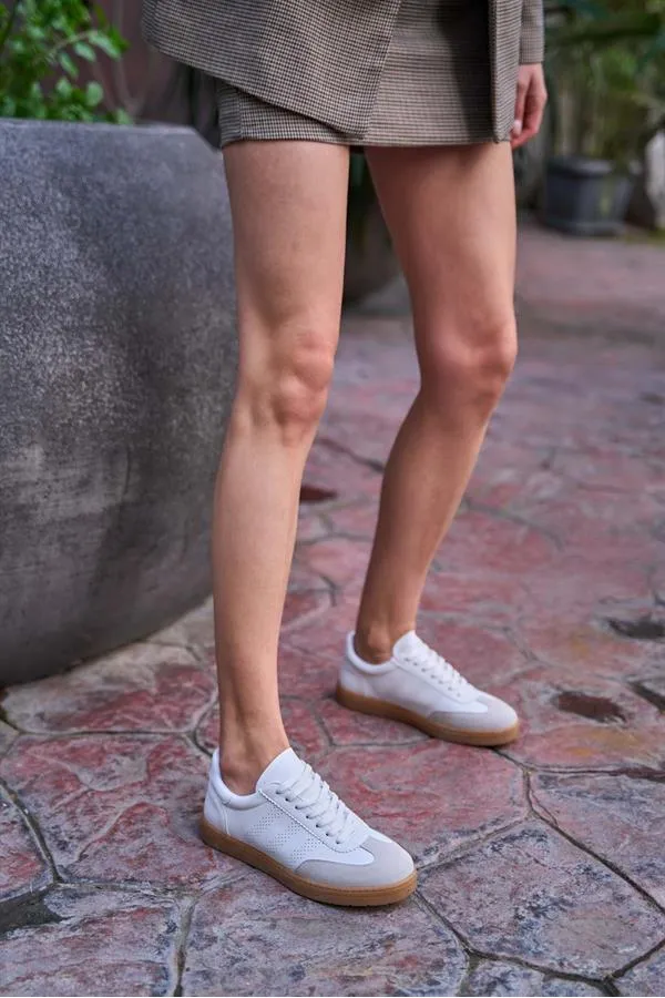 Baskets blanches avec logo détaillé