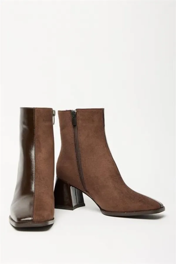Bottes et bottines en daim verni marron pour femmes, talons à bout arrondi, cuir PU contrasté, fermeture éclair élégante Bottes et bottines en daim verni marron pour femmes, talons à bout arrondi, cuir PU contrasté, fermeture éclair élégante