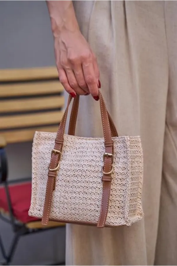 Sac à main et à bandoulière avec boucle et détails en osier, couleur crème