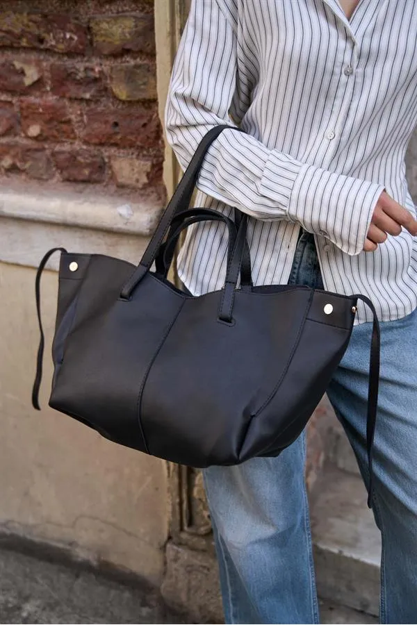Sac à main et à bandoulière détaillé en similicuir noir