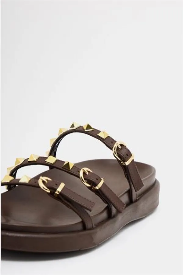 Chaussons tendance marron avec détails clous dorés Chaussons tendance marron avec détails clous dorés