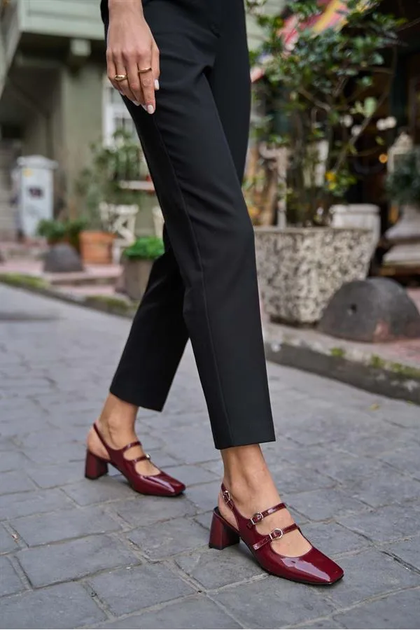 Chaussures à talons ouverts et à bande détaillée en cuir verni bordeaux
