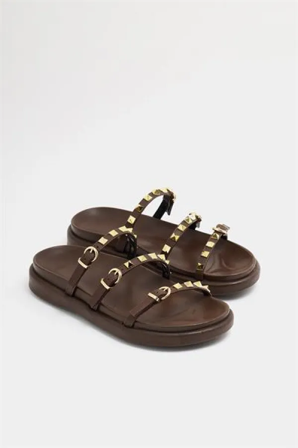 Chaussons tendance marron avec détails clous dorés Chaussons tendance marron avec détails clous dorés