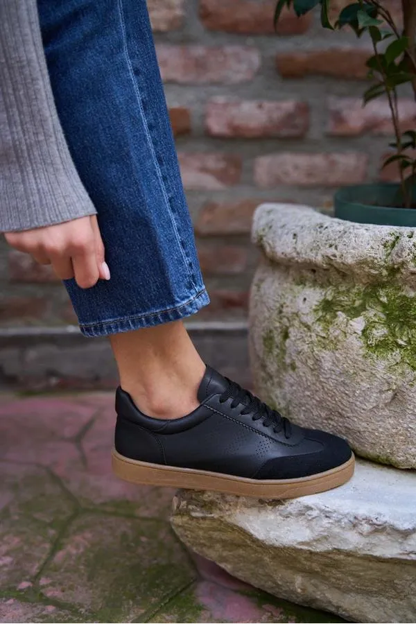 Baskets noires avec logo détaillé Baskets noires avec logo détaillé