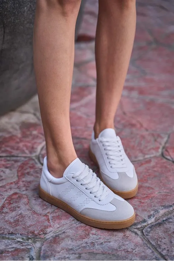 Baskets blanches avec logo détaillé