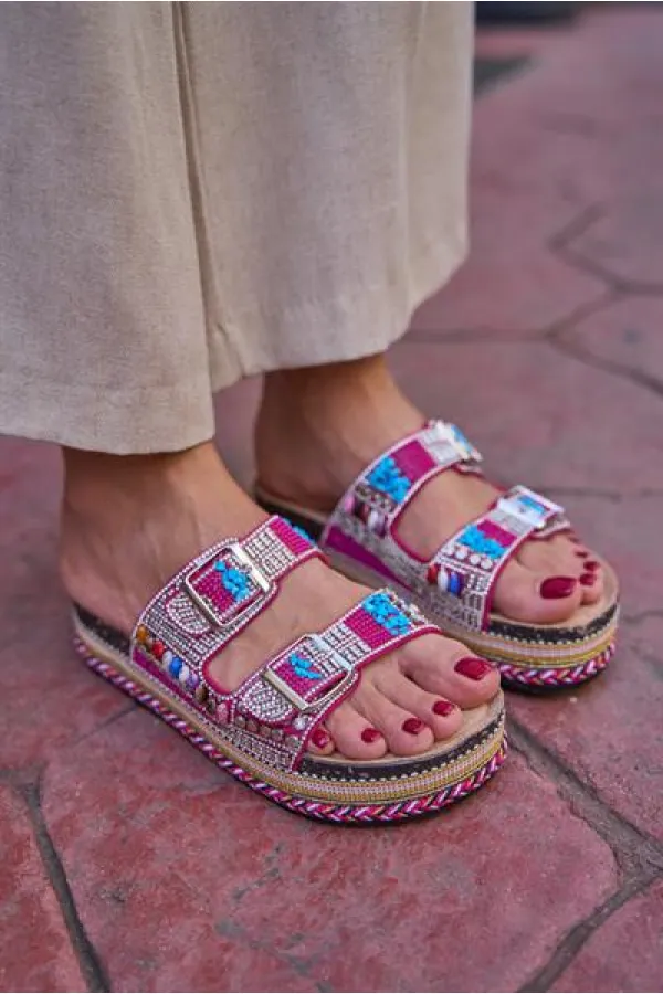 Chaussons plateformes à boucles avec détails en pierres et perles, fuchsia Chaussons plateformes à boucles avec détails en pierres et perles, fuchsia