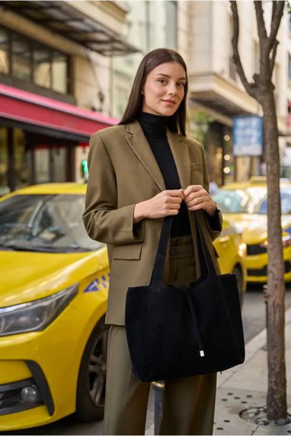 Sac à main et à bandoulière en daim souple avec détails en dentelle et daim noir