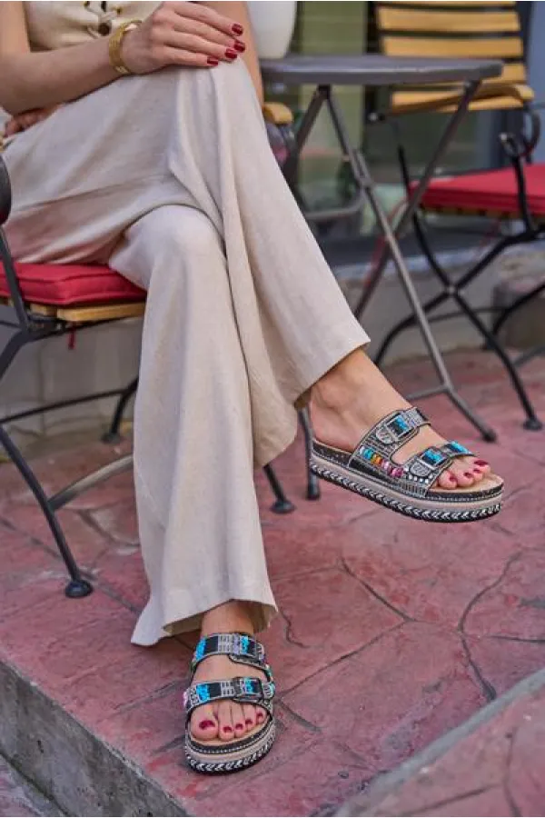 Chaussons à plateforme avec boucle et détails en pierres et perles, noirs