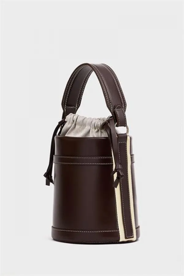 Sac seau marron pour femme avec coutures contrastées et design à porter à la main et à l'épaule