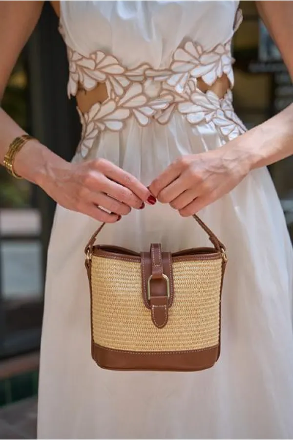 Sac à main et à bandoulière à boucle au design moderne, en osier beige