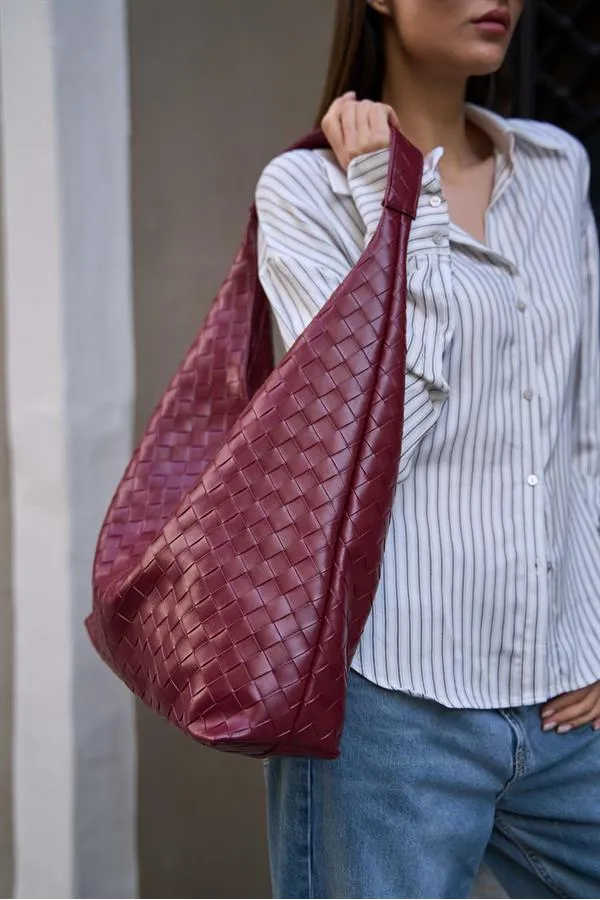 Sac bandoulière en tricot bordeaux à motifs – Look élégant et luxueux