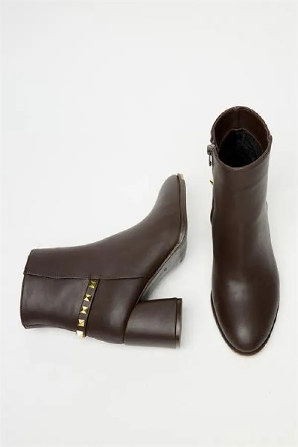 Bottes modernes à talons blocs avec clous dorés marron - Élégantes Bottes modernes à talons blocs avec clous dorés marron - Élégantes