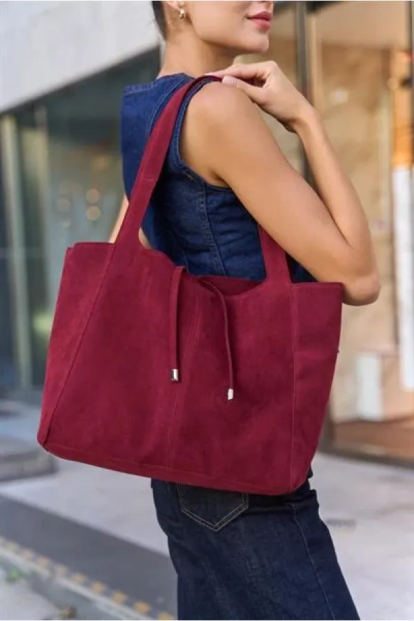 Sac à main et à bandoulière en daim souple avec détails en dentelle bordeaux