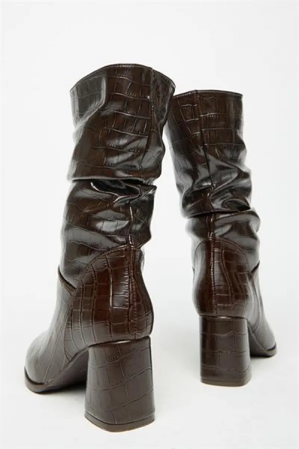 Bottes à talons en crocodile marron pour femme avec détails froncés