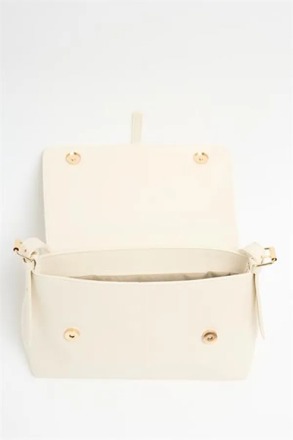 Sac à main et bandoulière crème avec boucle dorée détaillée Sac à main et bandoulière crème avec boucle dorée détaillée